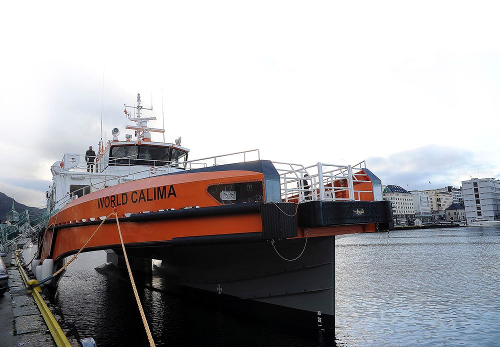 Trimaranen World Calima, bygget av Fjellstrand, er utstyrt med avansert automasjon som sikrer behagelig reise selv i rufsete sjø.