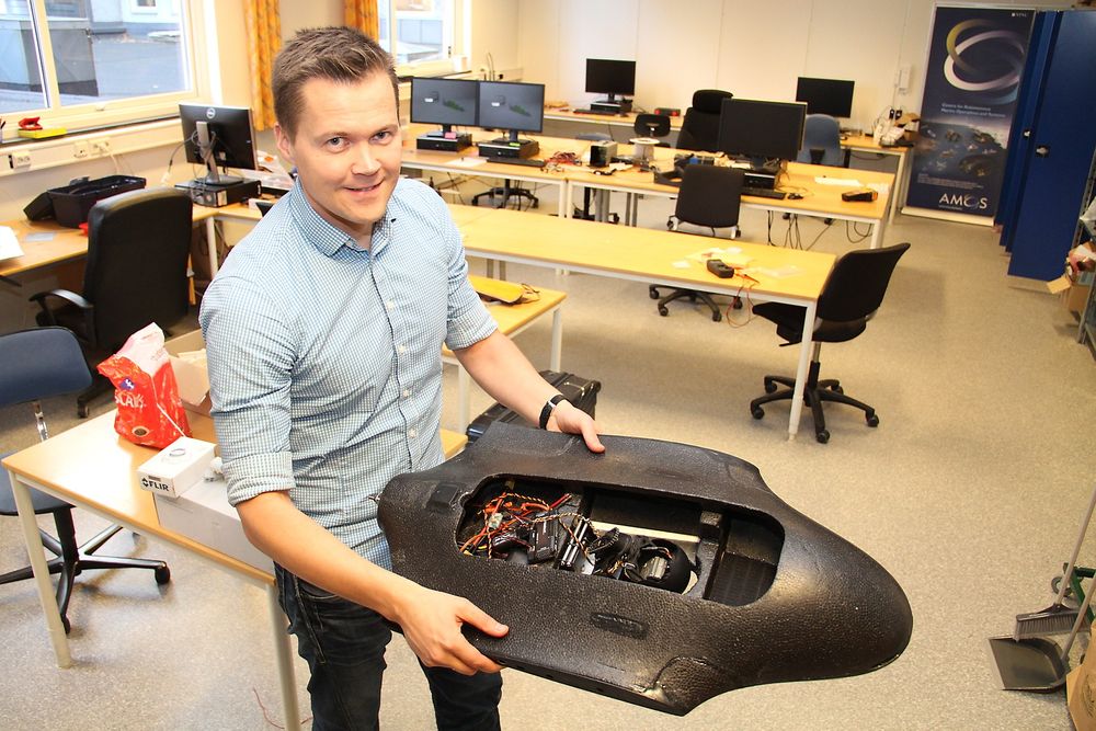 Instituttleder Morten Breivik og institutt for teknisk kybernetikk på NTNU er eneste universitet i Norge som kan tilby studentene eget UAV-laboratorium. Her tilbys både kompliserte UAVer til forskning, og enklere modeller studentene kan øve seg med – og gjerne kræsje.