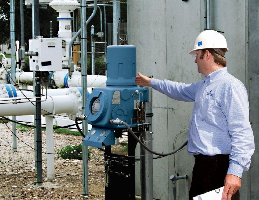 Gasskromatografen tar inn gassprøver med kjente komponenter, separerer dem og måler konsentrasjonen til de enkelte, separerte gasskomponentene (Ill. Emerson Process Management).
