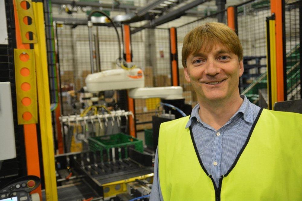 Daglig leder Elling Ødegaard forteller at ti nye roboter og ordrestyrt produksjon gjør susen på Hvebergsmoen Potetpakkeri.