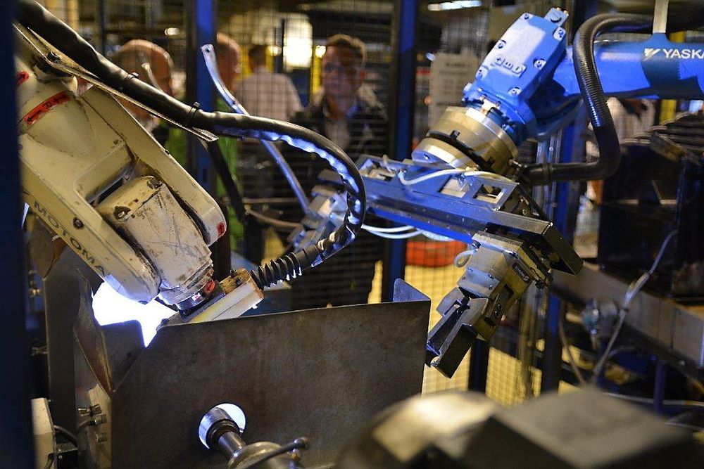 Robotene stortrives med sveiseoppgavene, en robotassistent sørger for å levere og hente arbeidsstykkene.