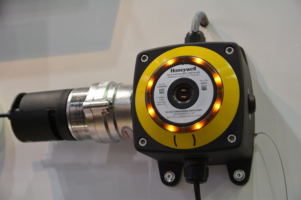 Transmitter for gassdetektor med blinkede lys i ulike farger hos Holta & Håland Safety.
