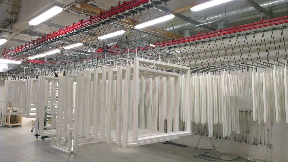 RFID styrer sprøytemaling med roboter av vinduer hos Lillerønning Snekkerfabrikk.