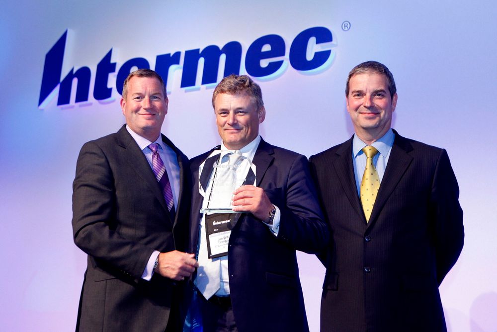 Jan Erik Evanger (midten) mottar Intermecs pris som RFID-spesialt Partner i Europa, Midtøsten, India og Afrika.