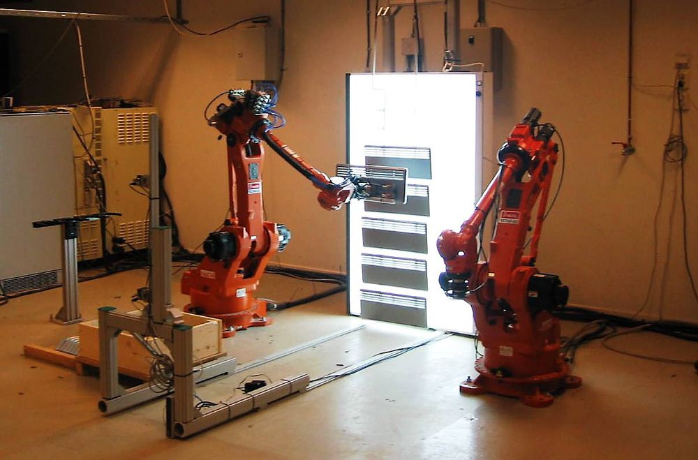 Robotsyn kan være løsningen for superfleksibel produksjon, som her hos Sintef, og vilkårlig kasseplukking (random bin-picking).