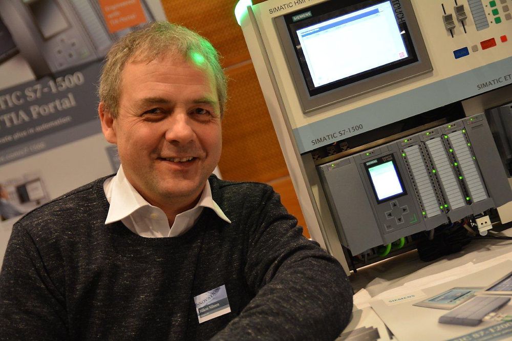 PLS-promotør Håkon Nilssen med Siemens nye ”über-PLS”, Simatic S7-1500. Legg merke til displayet på CPU-en, nummer to fra venstre, som blir standard.