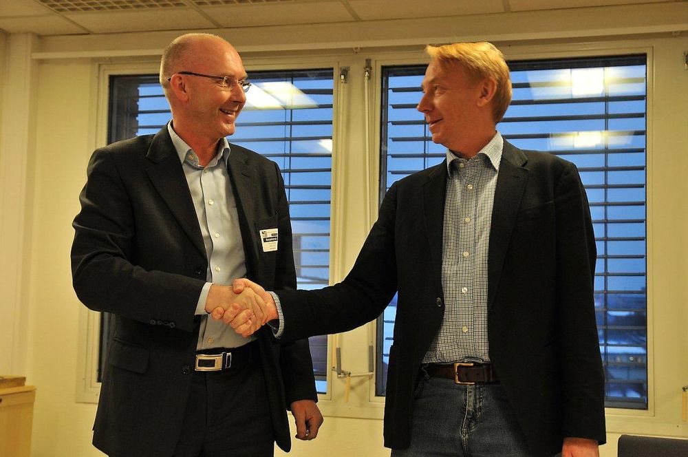 Konsernsjef Terje Bratlie i Malthe Winje (t.v.) og Per Kristiansen, konstituert direktør for vann- og avløpsetaten i Oslo, under kontraktssigneringen for driftskontrollsystemet til Midgardsormen.