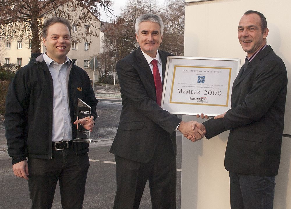 Martin Rostan i Ethercat Technology Group (midten) overrekker Rüdiger Ammann i ZF et sertifikat for medlem nummer 2000 i organisasjonen. Dr. Florian Kusche i ZF står til høyre