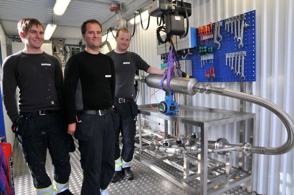 Automatiker Martin Terjesen (t.v.), Jan Rickard Martinsen og Andreas Johansen har vært sentrale i automatiseringen av Pronova Biopharmas egen målerigg for kalibrering av mengdemålere. 