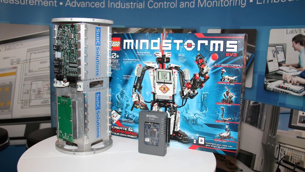 National Instruments viste tre produkter med identisk programvare, LabVIEW, installert på ONS. En enhet for bruk subsea for ekstreme trykk, en studie-pc for kommende automatikere og Lego Mindstorms. 