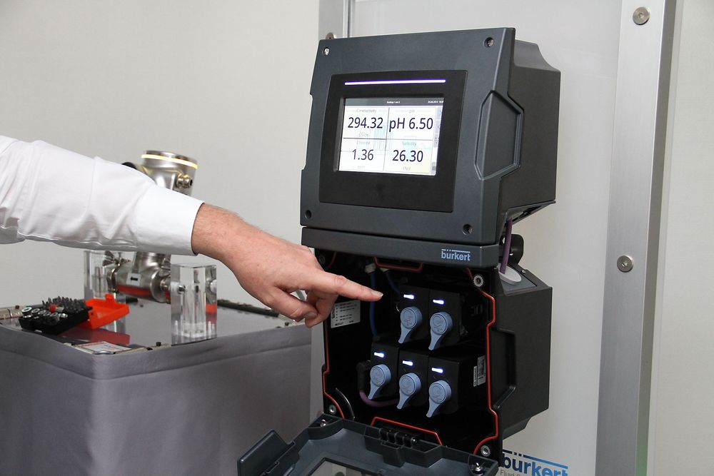 Bürkert Bürkert, fabrikken i Triembach-au-Val, Alsace, Frankrike. Product manager Andreas Ulsperger viser frem et nytt modulært målesystem for pH, klorinnhold, ORP-verdi, konduktivitet og turbiditet. Systemet er laget for å være online.