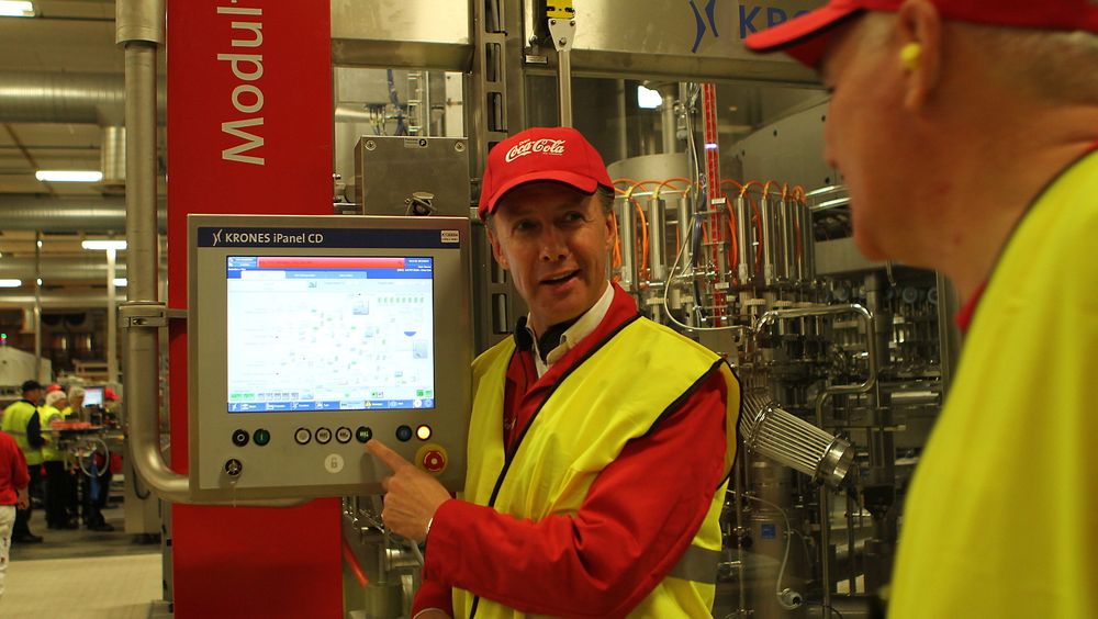 Administrerende direktør Ignace Corthouts i Coca Cola Enterprises Norge ved operatørpanelet i en av produksjonshallene. 