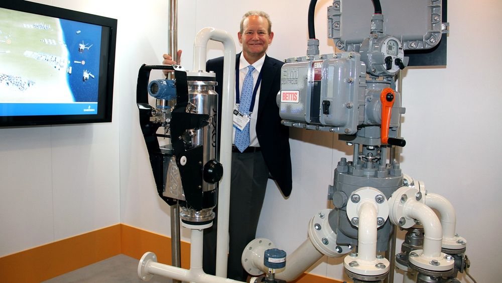 Larry Irving, visepresident hos oil and gas industry hos Emmerson Process Mangagement, brukte ON. til å vise nytt utstyr for å sjekke borehull.