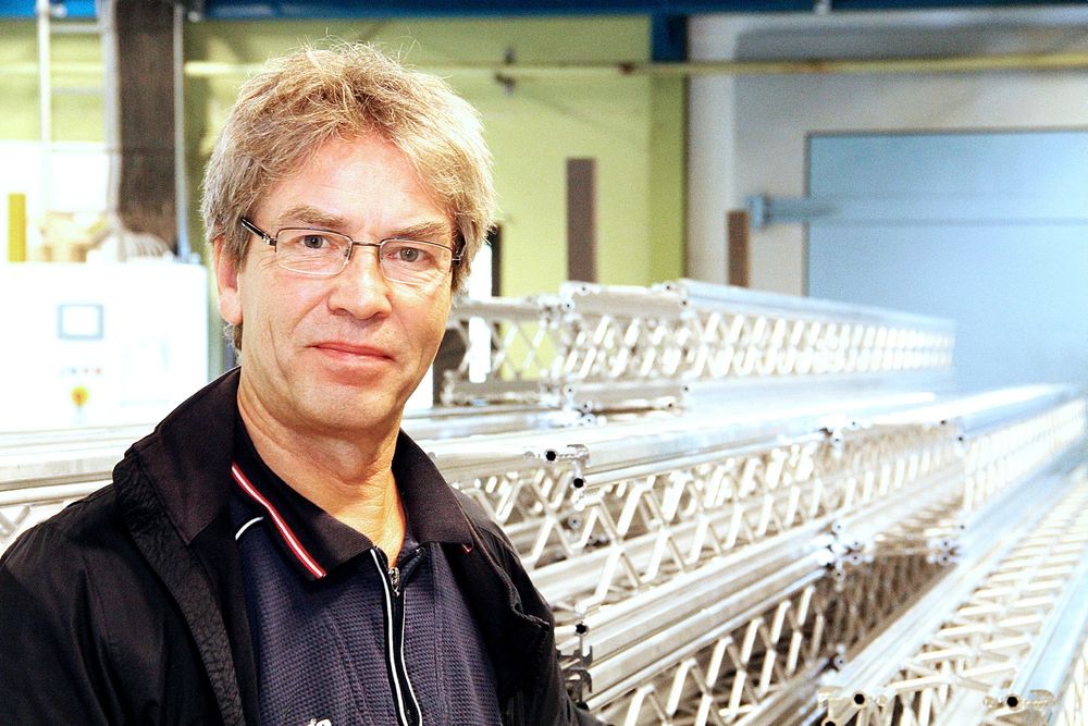 Tore Tøndevold, teknisk sjef i Lattix, foran en stabel ferdig produserte master på produksjonsanlegget i Bengtsfors i Sverige.