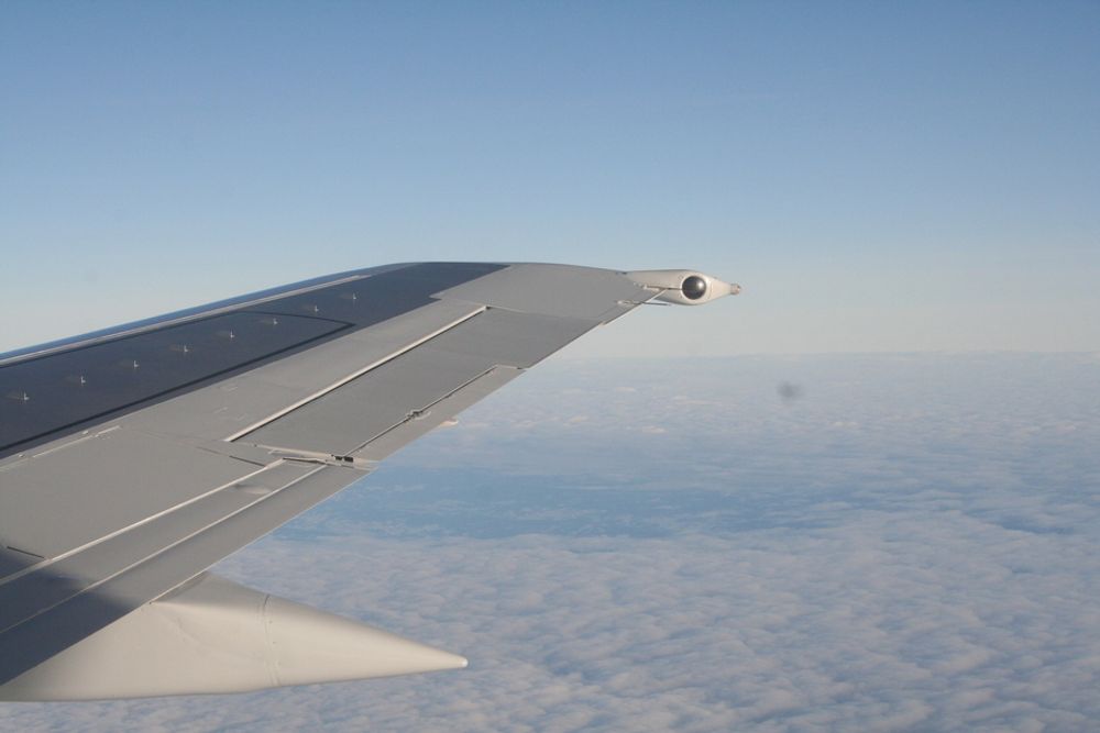 SAS, Boeing 737, flyvinge, over skyene, blå himmel.