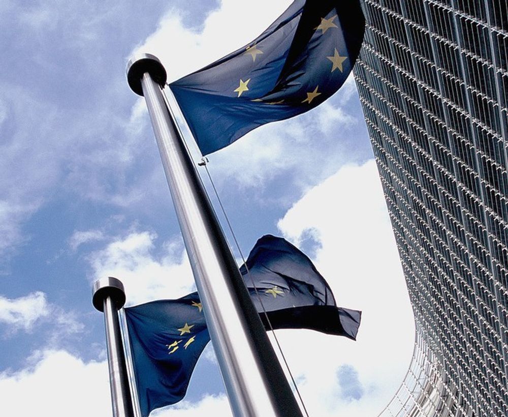 EU-kommisjonens hovedkontor i Brüssel. EU-flaggene vaier utenfor hovedkontoret i Berlaymont-bygningen.