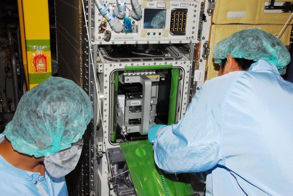 Astronautene inspiserer systemet de skal installere på den internasjonale romstasjonen i løpet av de neste to ukene.