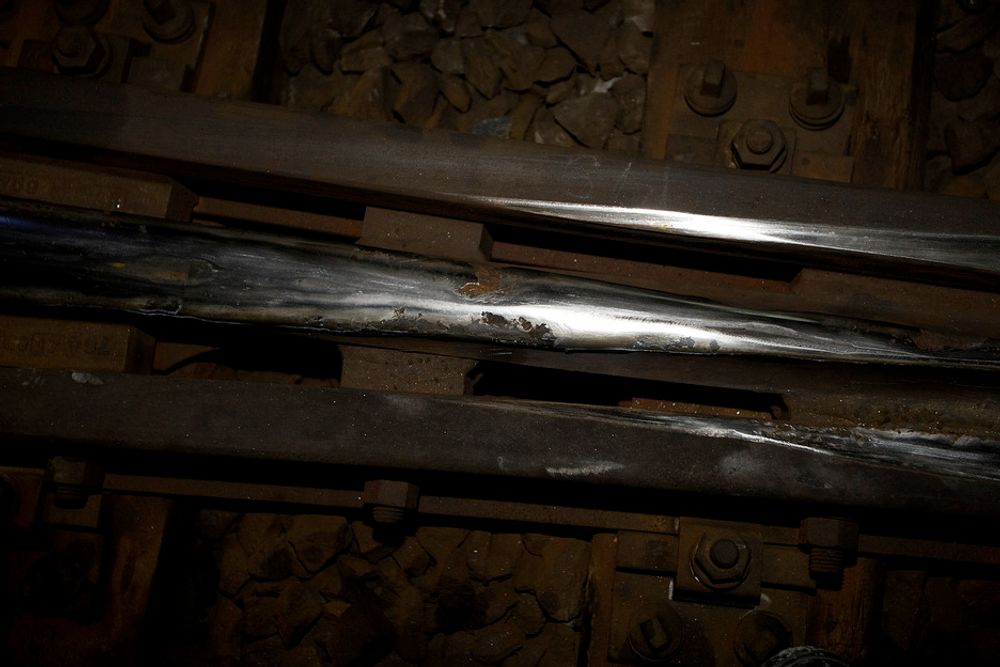 SLITASJE: Det er store slitasjeskader på skinnene. Denne sporvekselen er spesielt slitt, siden den ligger utsatt til i en sterk helling på vei ned i Oslotunnelen fra Oslo S.