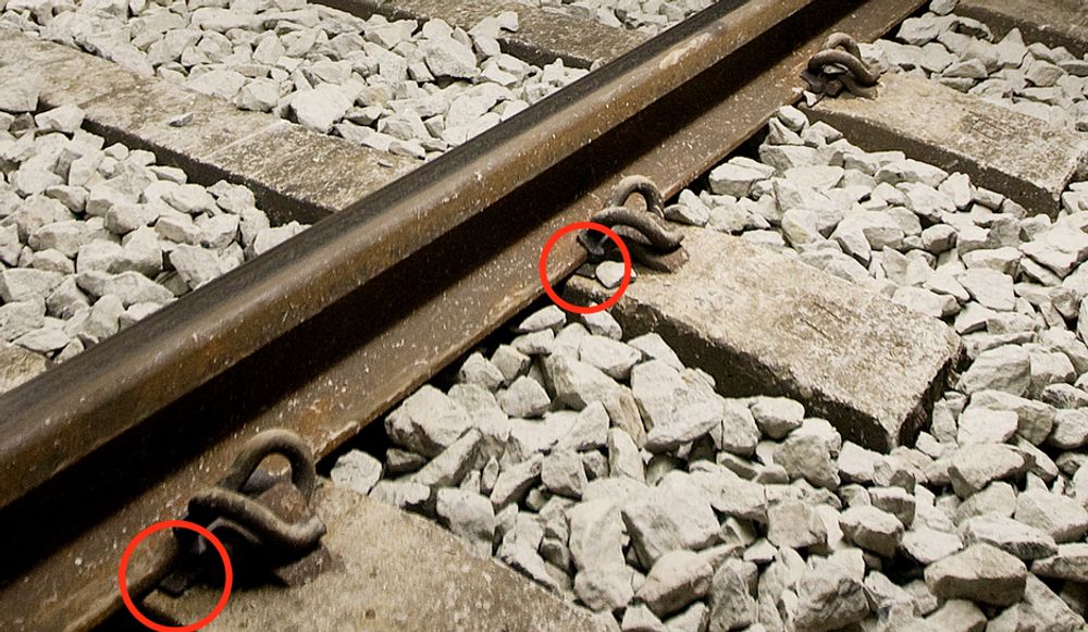 TIL BESVÆR: Den 4 millimeter tykke isolasjonsplaten mellom skinnen og svillen skal være årsaken til en stor del av signalfeilene i Oslotunnelen.