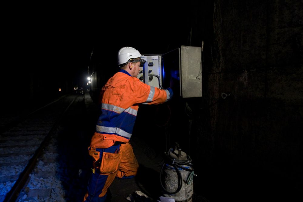 TIDSLUKE: Servicetekniker Kristian Vatne fra ITT Norge benytter anledningen til å kontrollere grunnvannspumpene i Oslotunnelen når den først er fri for tog.