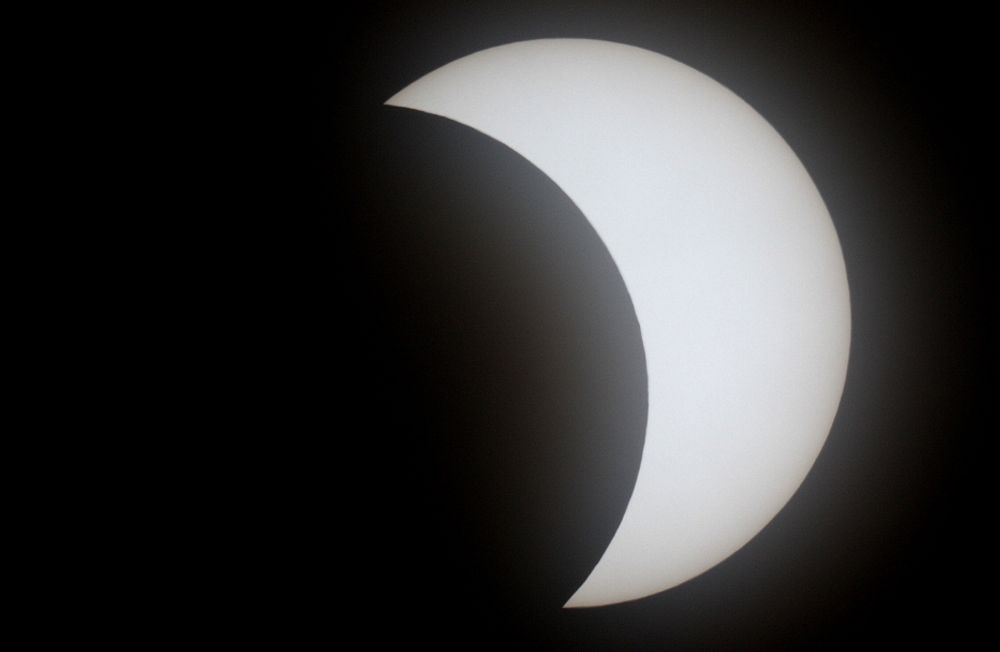SJELDENT SYN: Solformørkelsen sett fra Svalbard fredag formiddag.