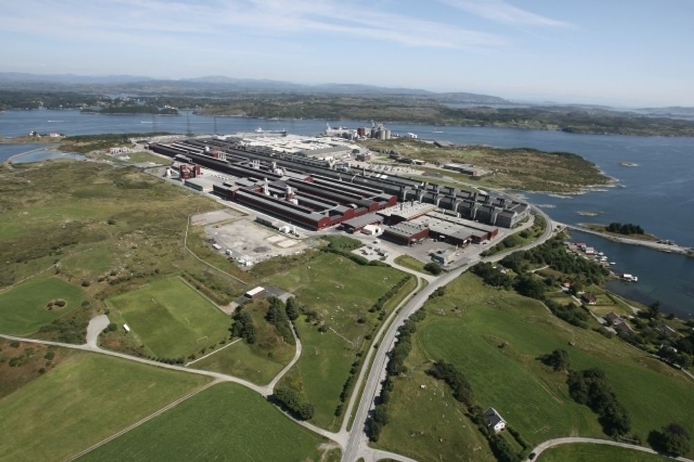 MINDRE STRØM: Hydros aluminiumsverk på Karmøy og resten av den kraftkrevende industrien kutter kraftig i strømforbruket i år, ifølge Norsk Industri havner de på 1982-nivå. Manglende etterspørsel fører til nedleggelser, permitteringer og oppsigelser, tror NHO-organisasjonen.