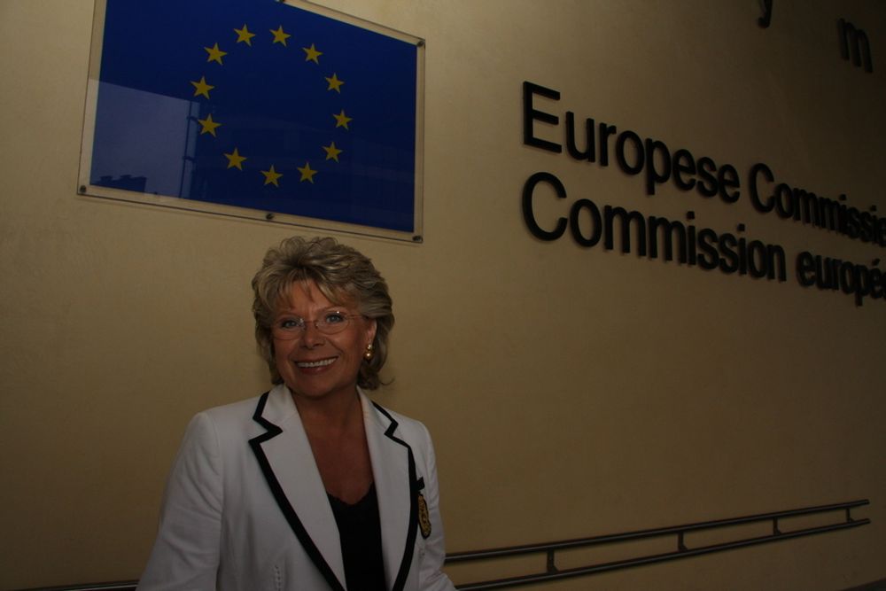 EU-kommissær Viviane Reding utenfor Berlaymont-bygningen.