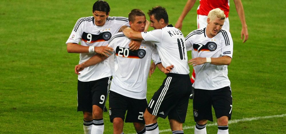 Mario Gomez (f.v), Lukas Podolski, Miroslav Klose, Bastian Schweinsteiger og resten av det tyske mannskapet har størst sjanse for å vinne EM når fire kamper er spilt, ifølge Norsk Regnesentral.