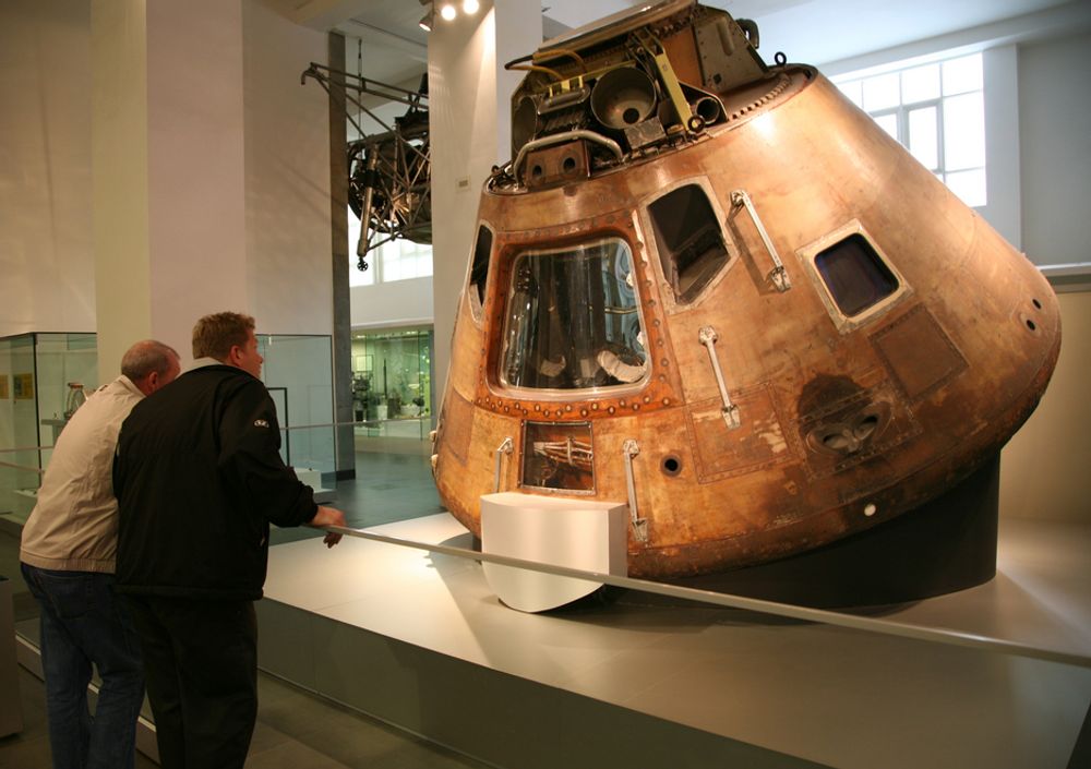 Besøkende studerer kapselen til Apollo 10. Sted: Science Museum i London.