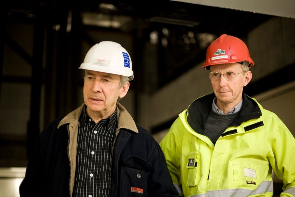 SKÅR I GLEDEN: For Thomas Ellingsen i Bosch Rexroth, til venstre, og Ingar Nafstad i Statsbygg er forsinkelsene et skår i gleden over å konstruere og montere det som kanskje er verdens mest avanserte scenetekniske anlegg.