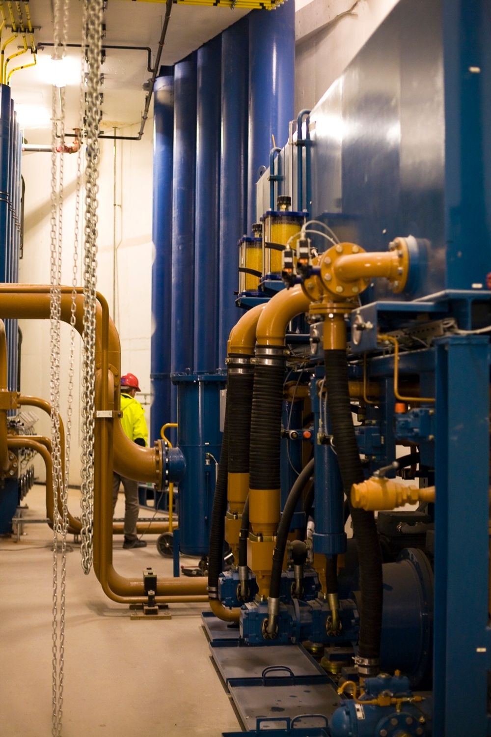 KJERNEN: Denne tanken er kjernen i det hydrauliske systemet. Den rommer 6000 liter olje, en filterpumpe og tre pumper som skaper nødvendig trykk.