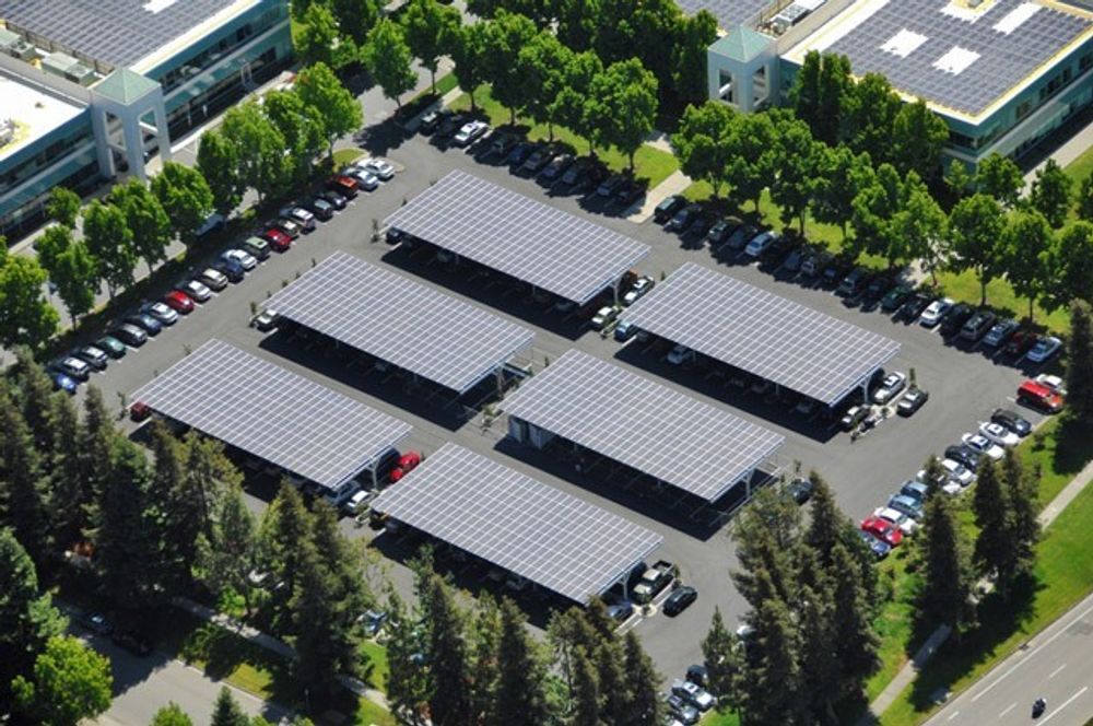 Solenergi: Parkeringshuset har også solcellepanel på taket.