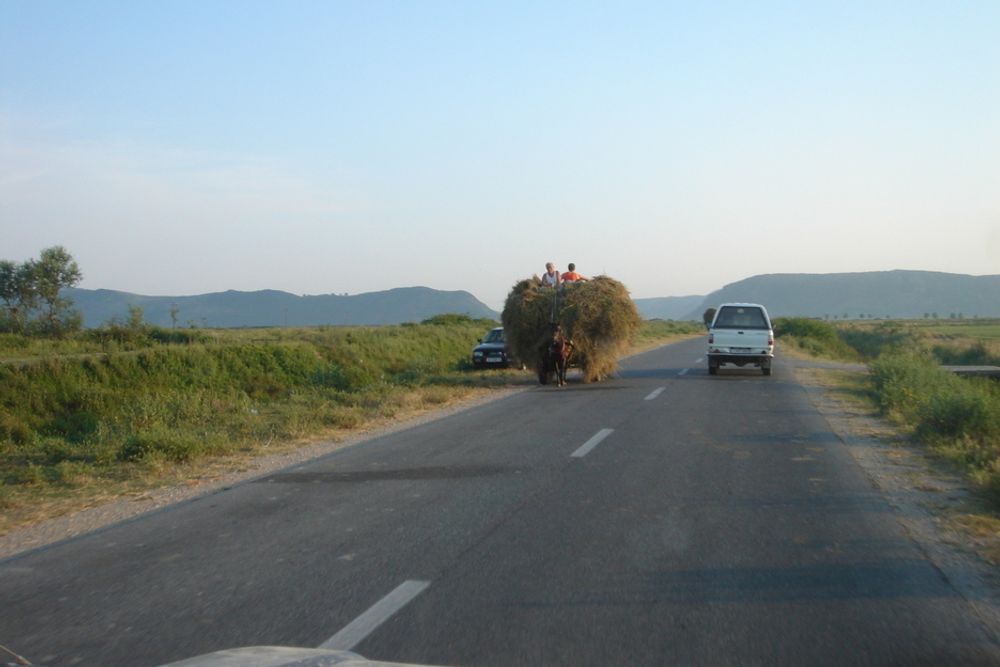 FARTSGRENSE: Trafikken på albanske veier er mer glissen enn på norske riksveier, og ikke alle har problemer med å holde seg innenfor fartsgrensa.