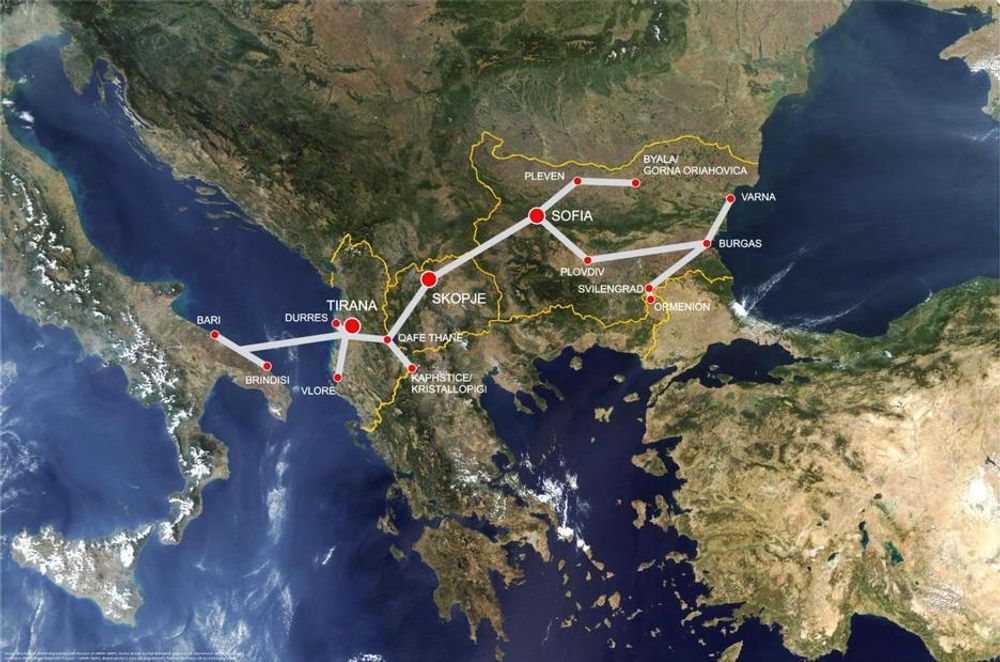 Albania ligger strategisk plassert ved med lang kyststripe og kort vei over til italia. Landa i området bygger ut korridorer for rask transport fra Bulgaria og Svartehavet via Makedonia og Albania til Middelhavet.