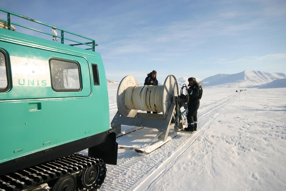 1500 meter kabel rulles ut over permafrosten. Teknologien er den samme som ved seismiske undersøkelser for oljeindustrien til havs. Men kulden på Svalbard gjør at noen spesielle hensyn må tas.