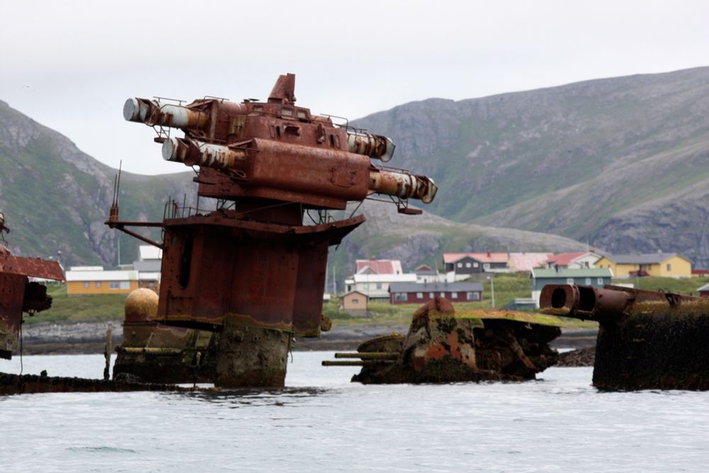 Den gamle russiske krysseren Murmansk slet seg og gikk på gunn under tauing i 1994. Nå skal vraket bort.