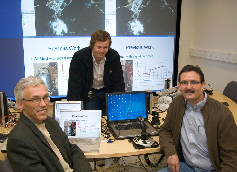 I KONTROLLROMMET:IO-SENTERET: NTNU-professorene Bjarne Foss (tv) og Curtis Whitson flankerer Alexander Juel som tar sin doktorgrad ved det nye IO-senteret .