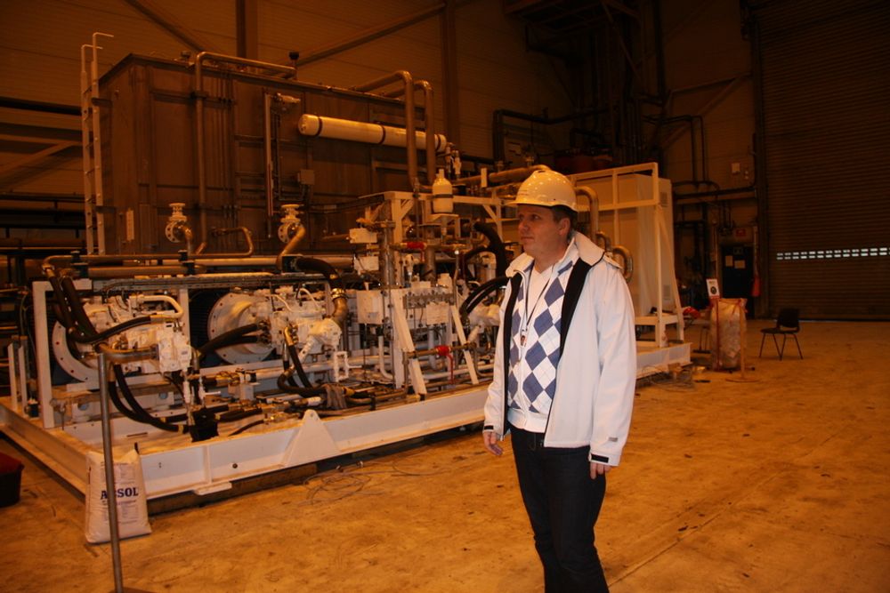 KRAFT: Produksjonskoordinator Odd Olav Pettersen foran en kraftstasjon som skal monteres inne i en kran.