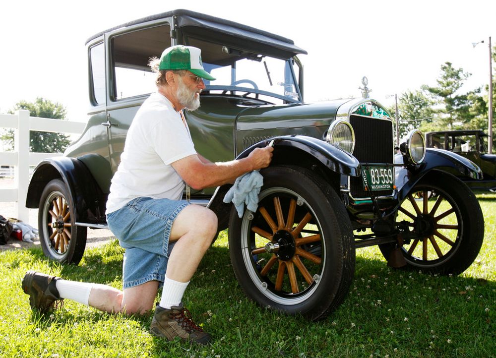 Dave Getty vasker sin Model T fra 1926 i forkant av en konkurranse i forbindelse med T-Fordens 100-års jubileum.