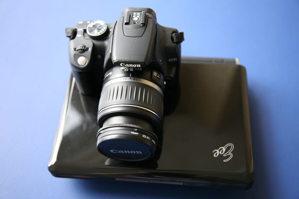 Eee 901 er minimal. Her sammenliknet med et Canon EOS 350D speilreflekskamera.