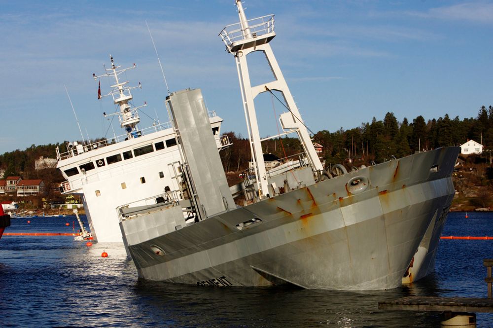 PÅ GRUNN: Det er ca. 35 grunnstøtinger i Norge årlig. Mange av dem kan skyldes trøtte og slitne sjøfolk, viser en undersøkelse. Her fra Crete Cement som gikk på grunn i Oslofjorden i 2008.