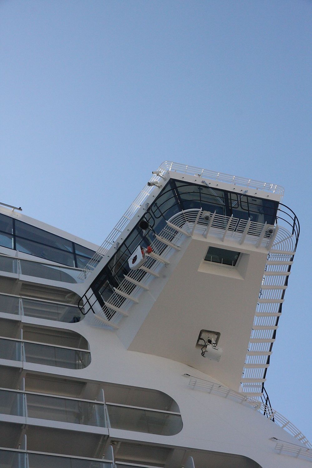 Hull i gulvet - eller dørken. Fra bruvingen kan kapteinen se ned og bedømme avstanden til kaikanten. 