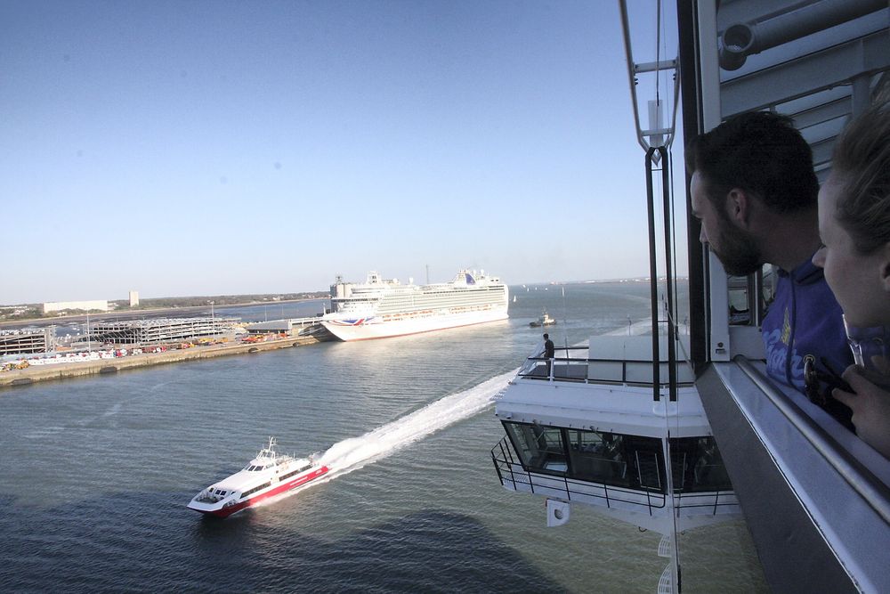 Anthem of the Seas har snudd og er på vei ut fra Southampton på et kort cruise. 