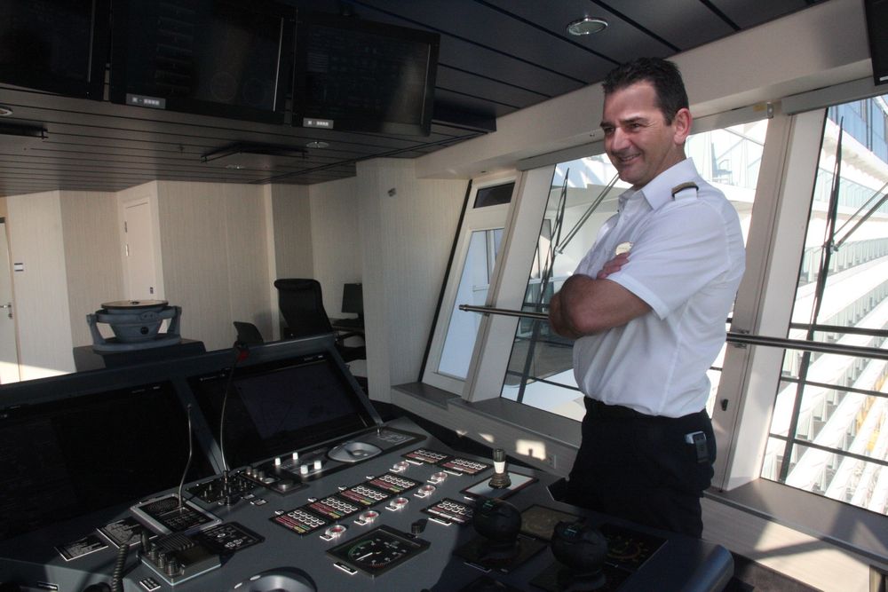 Kaptein Claus Andersen kan trykke på knappen og skipet begynner den ferdigplottede turen. Navigasjons- og ruteplanleggingssystemet kan manøvrere skipet med 4 centimeters nøyaktighet.  