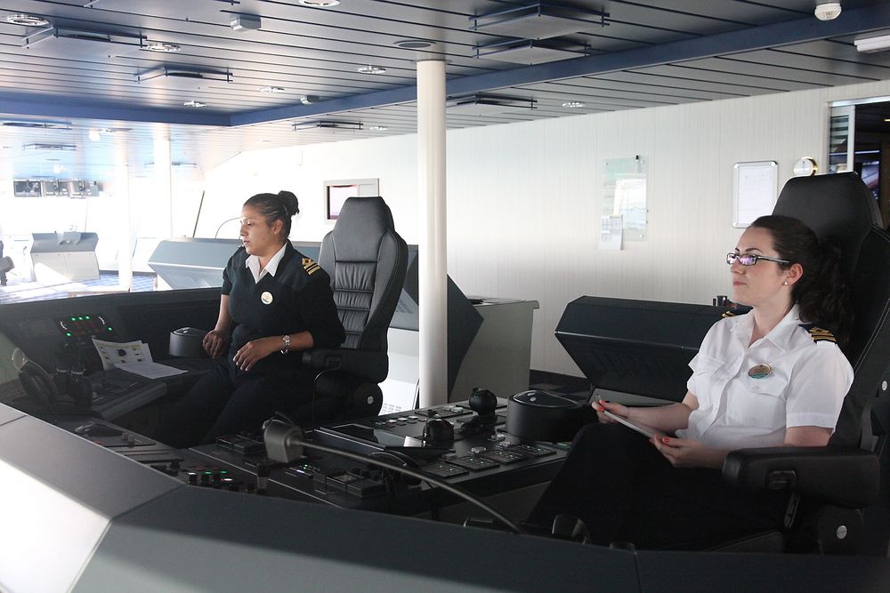 RCCL vil ha flere kvinnelige offiserer. Førstestyrmann Anna fra Panama og andrestyrmann Zoe fra Storbritannia har kontroll på det 347.75 meter lange og 41,4 meter brede fartøyet. Tre av offiserene om bord er kvinner. 
