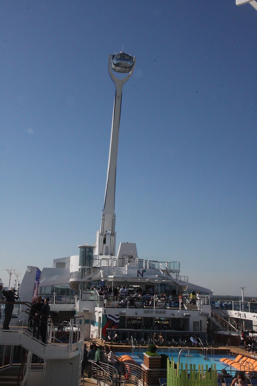 "Nordstjernen" blir løftet opp av en McGregor-kran. 