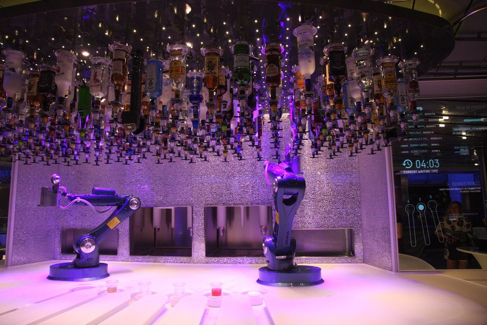 Roboter kan brukes til mye, men ikke alt er like fornuftig ennå. To Kuka-roboter serverer drinker på cruiseskipet Anthem of the Seas. Det er et stykke igjen før roboter erstatter dyktige mennesker bak bardisken. 