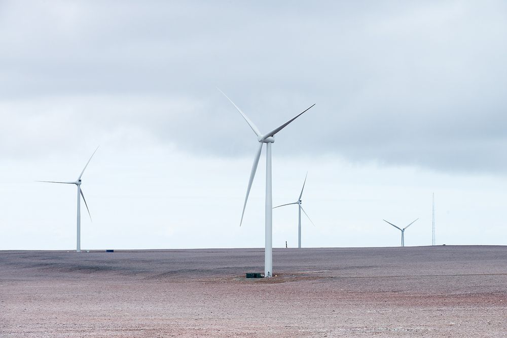Raggovidda vindpark består av 15 vindturbiner på 3 MW hver, og det er det de kan fôre inn på nettet. Via Nordøstpassasjen vurderes nå om overskuddsstrømmen kan selges til Japan som hydrogen. 
