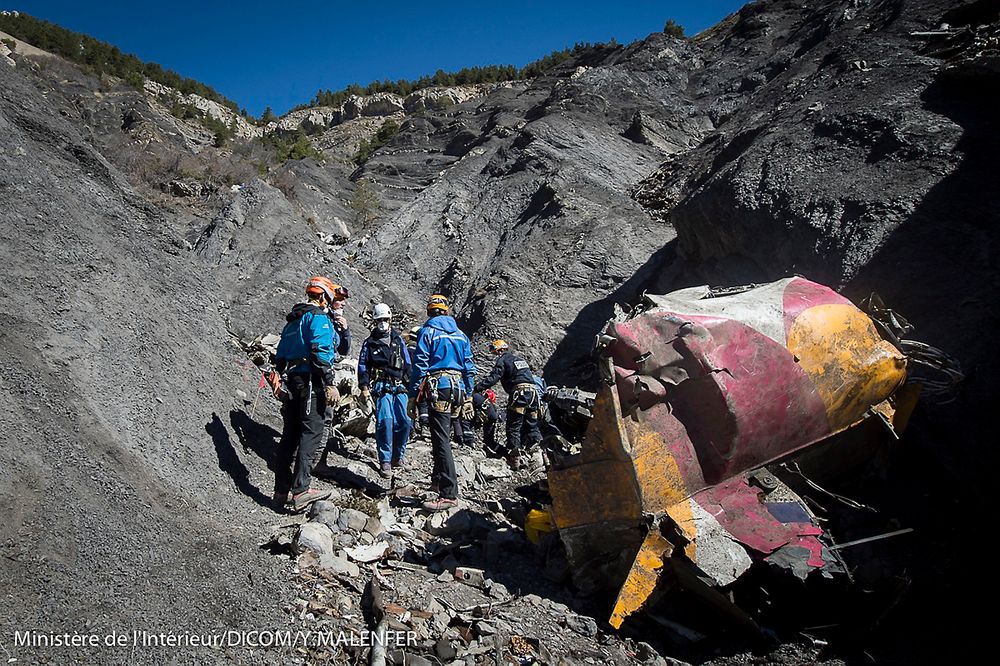 Redningsarbeidere ved vrakrestene av Germanwings-flyet som styrtet i de franske Alpene.  