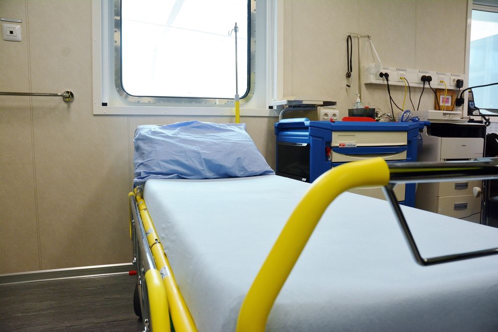 Flotellet har dessuten et hospital, som skal kunne tilby samme hjelp som en kommunal legevakt.  
